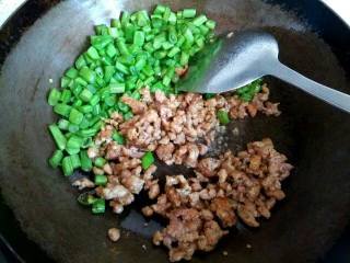 酱香肉沫四季豆,把肉沫翻炒至变白