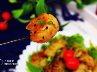 烧烤风味的香煎孜然小土豆,不用吃看色泽就让人口水直流哟，诱惑到你没有，自己做的就是好吃，再也不用去烧开店排队吃了；