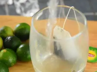 养乐多青柠绿茶—简单易学的小清新饮料，奶茶铺点单率超高,开水冲泡绿茶。