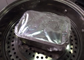 中式传统小吃——腊味萝卜糕,用锡纸包好防止蒸气滴入,大火蒸1个半小时左右