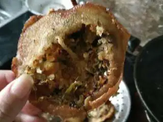 松阳特色小吃灯盏盘,这个就是着急翻面的失败品！大伙千万不要着急呀！