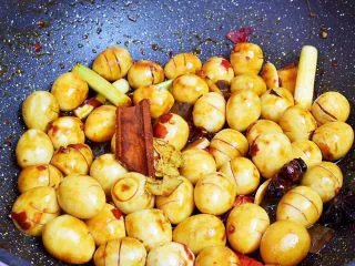 香辣啤酒鹌鹑蛋,翻炒均匀