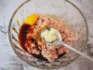 猪肉韭菜锅贴,加入鸡精