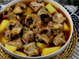 百吃不厌的鼓椒蒸排骨,学会了招呼客人不再愁,蒸好后，撒上葱花即可。 