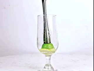 微醺解暑不易醉，一支细腻的饮品，比香槟还好喝！,用调酒压棒捣碎，捣出果汁