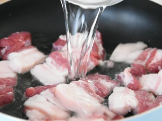 厨师长拿手菜，农家回锅肉，必吃三大碗饭！,将肉片均匀播散，倒入适量清水