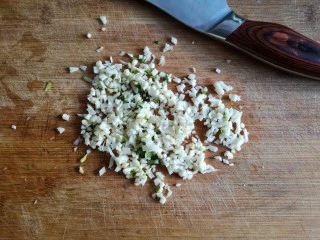 蒜蓉粉丝蒸金针菇——快手下饭就靠它,蒜去蒂切末。