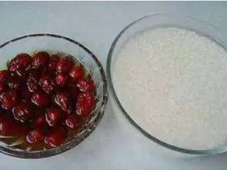 北京小吃:切糕,将准备好的糯米、红枣淘洗干净,并浸泡4个小时以上。