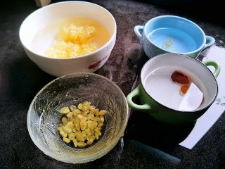 一碗可以喝的《护肤品》,把称好的桃胶雪燕皂角米银耳洗干净，银耳去蒂，拿个碗装好，泡它个一天一夜，天气热就放冰箱里哦。