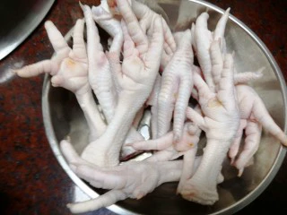 美味小吃,老坛酸辣鸡爪,把买回来的冷冻鸡爪解冻(最好有新鲜的买新鲜的,我买不到,所以买了冷冻的)