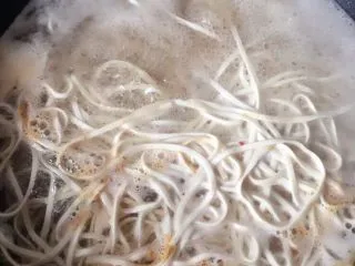 大新疆风味炸酱面 ,水开之后，下面，煮面的过程中大概加3次水就差不多了，喜欢吃软和点的就多煮会儿，面煮熟出锅之后，过过凉水，这样面会比较筋道。（原谅我炒完酱之后没洗锅直接煮面了～）