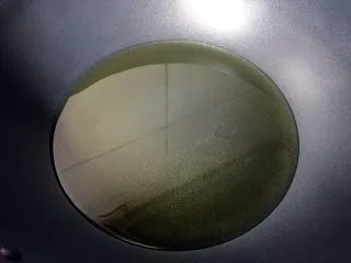 四川+双椒兔,热锅倒油烧至八成热。