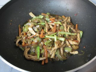 三丝茄子：香辣过瘾的潇湘风味下饭菜,大火炒匀。