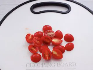 火龙果小番茄蜂蜜果汁,再用刀切成两半。