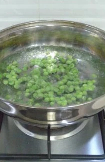 火爆流行街头的龙虾盖浇饭 ,豌豆放清水中煮熟,米饭提前蒸好待用。