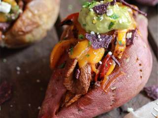 墨西哥风味烤土豆牛排配鳄梨酱,当土豆在烤的时候可以做鳄梨酱。用食品加工机或料理机，将酸奶(4),牛油果(1),酸橙汁(1),阿多波酱(1 汤匙),盐(适量)和胡椒(适量)搅拌成泥。