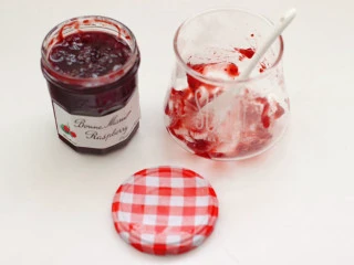 树莓果酱拿铁,杯底和杯壁抹上树莓果酱。