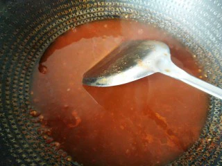 韩式辣炒年糕，炙手可热的小吃,熬好的韩式辣酱。