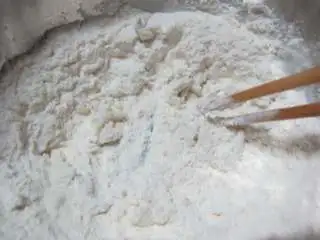 家乡小吃——小米,这是加了一半热水的样子,粉状还是较多的