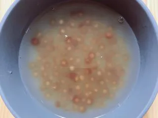 珍珠冷萃咖啡,盛出珍珠放入碗中,用一些凉白开泡着珍珠,以免粘连。