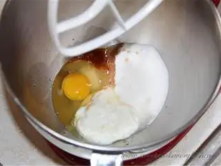 杏仁浆果麦芬,在搅拌器的碗中打入鸡蛋(1),糖(2/3 杯),希腊风味酸奶(1/3 杯),香草精(1 汤匙)和杏仁精(1/4 茶匙) ,均匀混合在一起。