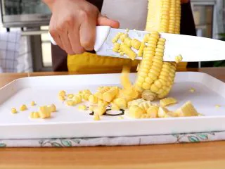 米香玉米汁(豆浆机版),将玉米粒用刀切下 tips:尽量选用嫩一些的玉米