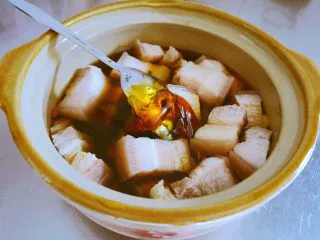 红烧肉,懒办法却更好吃~,生抽调味,老抽上色。 不需要放盐,全平这两种来控制咸淡 在放入半勺转换糖浆。 没有转化糖浆就放点冰糖,倒入两滴白醋,醋不要多了哦~