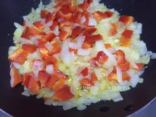 15分钟高颜值异国风料理（北非蛋）,蒜头切碎，下锅煸香