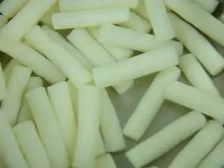 火爆的街边小吃，家里做起来又好吃又简单,年糕入沸水锅焯水，煮1分钟捞出后过凉水。