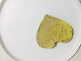 创意鹅肝甜点,取出定型后的鹅肝酱脱去模具,取白色的盘子摆好