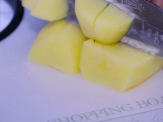 五花肉烧土豆,土豆切块