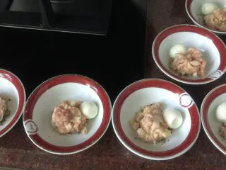 厦门名小吃碗仔粿（葱油粿）,碗底抹油，放入少量海蛎干粉做底，加入猪肉团，一个鹌鹑蛋，倒入米浆。