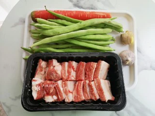 四季豆烧排骨,准备食材。