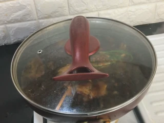 解馋小吃辣鸭脖,盖上再煮30分钟