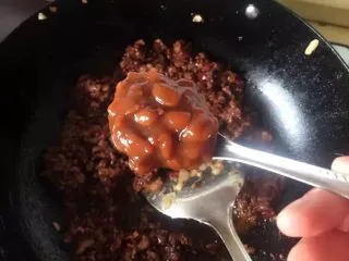 大新疆风味炸酱面 ,然后加黄豆酱，我比较喜欢黄豆酱的味道，然后就加了3勺～