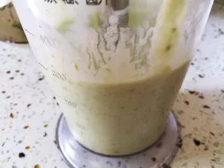 牛油果香蕉奶昔,搅打完成