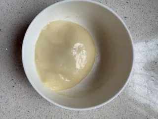 奥利奥雪媚娘,然后覆盖保鲜膜，冰箱冷藏半小时。 