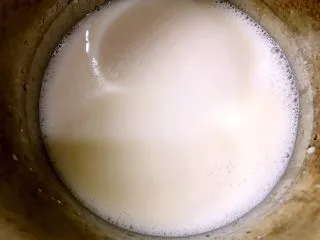 风靡街头的小吃——原味鸡蛋仔,盆里加入水,糖,黑白淡奶