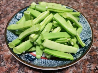四季豆烧排骨,将四季豆洗净去筋拆分好。