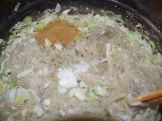 河南小吃——蒸素焖子,放入盐和十三香。