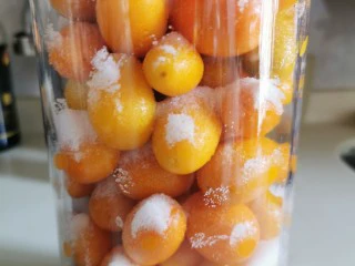 咸金桔【腌制方法】,待盐腌制金桔后,看见盐化水泡着金桔就可食用,但放置越久越入味。所以建议存放两三年后再开始使用效果比较好,可以每年都制上一小罐。不建议放冰箱或太阳光照射到的地方,那样容易增加水汽导致变质,最好放在阴凉干燥处。