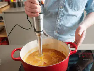 土耳其风味红扁豆汤,用手持搅拌机将汤搅打至顺滑。加盐、胡椒和柠檬汁调味。饰以新鲜欧芹和柠檬皮屑，淋上黄油辣椒酱，尽情享用吧！