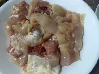 泰式青咖喱鸡·东南亚风味,鸡胸肉切块,鸡腿切块,洗净备用。