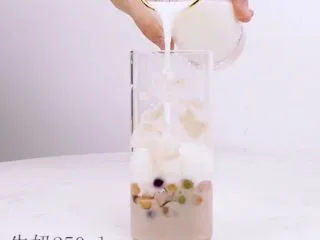 家庭版喜茶同款——芋泥波波冰,倒入牛奶