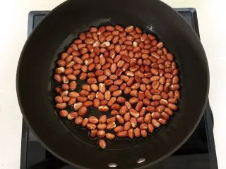 开胃小菜 老醋花生,炒制花生米变色，微黄即可