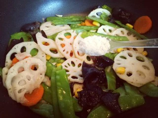 #时令蔬菜#荷塘月色小炒,加入一勺鸡粉提鲜。