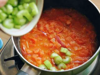 茄汁杂菜肉丸饭,加入切碎的番茄丁煮至出汁后倒入西芹粒、高汤/水，以及足量的蕃茄酱。（番茄切碎，而且越碎越好） 