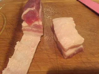 乡味~重庆小吃红油抄手,去皮切片。