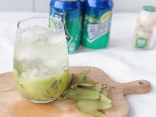 奇异果气泡饮,倒入雪碧