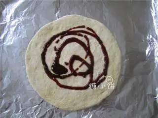 烟熏风味BBQ烤鸡肉披萨,面饼上撒上烟熏BBQ烤肉酱，将面饼抹满即可。